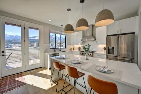 Salida Chalet - Modern Retreat w/ Mountain Views