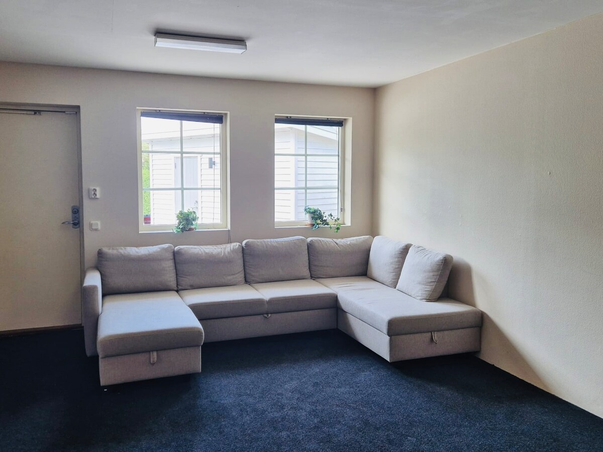 Een slaapbank met de mogelijkheid van minimaal twee bedden.