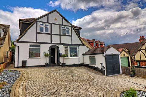Modernised Luxury Family Home in Theydon Bois
