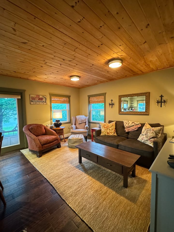 Cozy Cottage On *Semi-private Lake* ~ The Rosie ~ - Huntsville