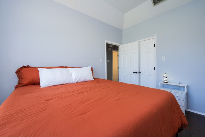 Mseto wa zambarau 3 California King, kitanda chenye starehe katika ofisi/chumba cha kulala. Inawezekana kuweka dawati.