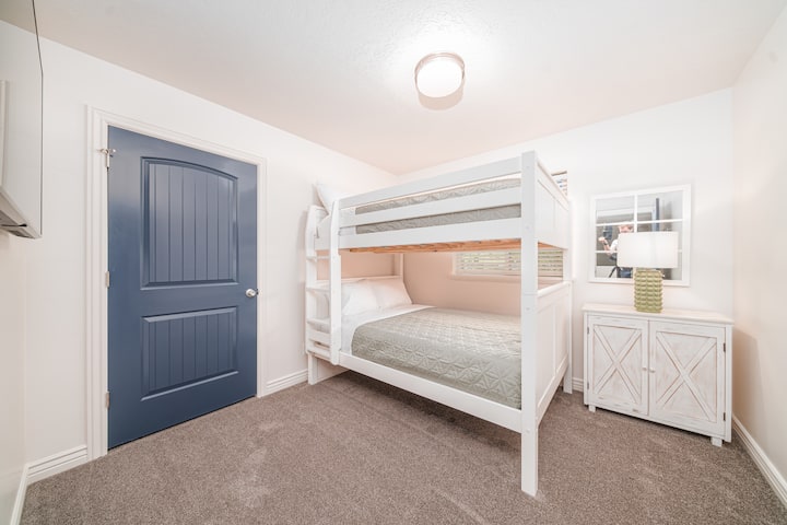 ห้องชั้นบนพร้อมเตียงใหญ่ 2 เตียงและสมาร์ททีวีขนาด 55 "