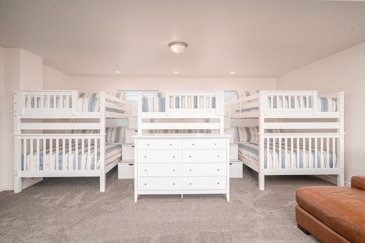 เตียงสองชั้นขนาดใหญ่ 6 เตียงพร้อมที่เก็บของมากมาย!