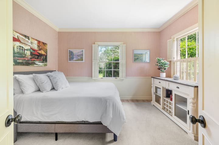 غرفة نوم في الطابق السفلي مع موضوع ريفي كلاسيكي. سرير مقاس كبير مع غطاء علوي من الإسفنج المرن.