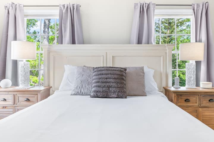 غرفة نوم بسرير بحجم كوين مع مساحة كبيرة للخزانة.