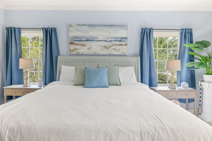 استرخ على السرير الكبير مع مرتبة من الإسفنج المرن وشاهد فيلمًا رائعًا على تلفزيون روكو مقاس 55 بوصة مع ماكس و أمازون برايم مجانًا. مدخل خاص إلى حوض الغرور المزدوج والدش. مروحة سقف ومساحة خزانة كبيرة في غرفة النوم الرئيسية الساحلية.