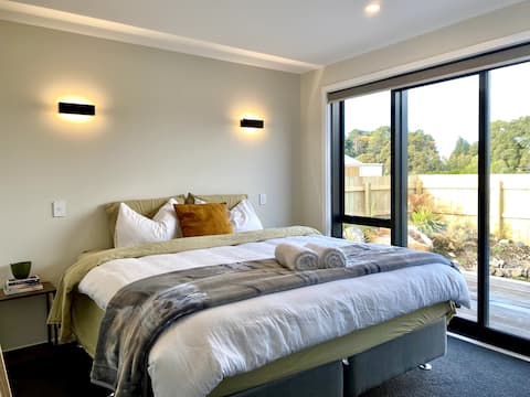 Newly built home with mountain views and spa