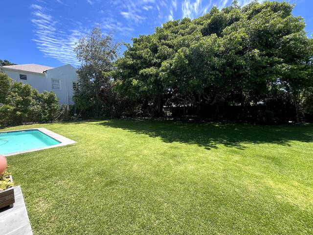 Modern, spacious 2 Bed home and large garden gallery image 5