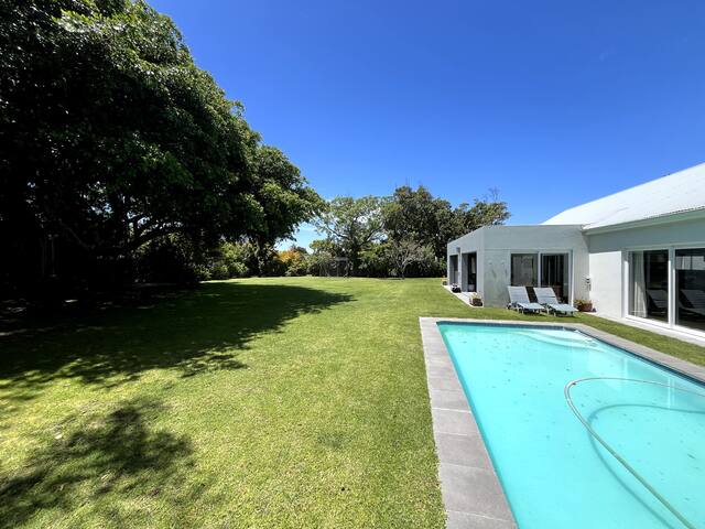 Modern, spacious 2 Bed home and large garden gallery image 4