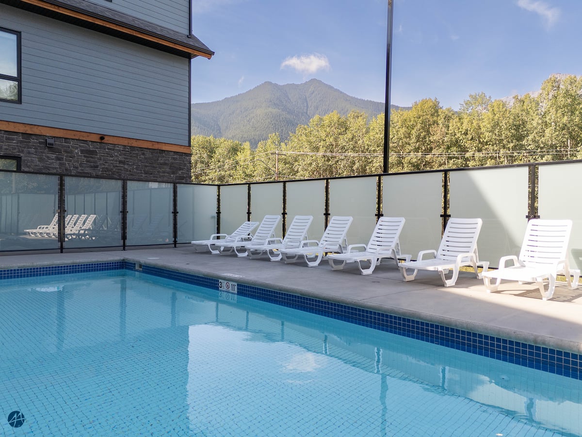 The Owl's Nest Canmore-area condo — Pool area