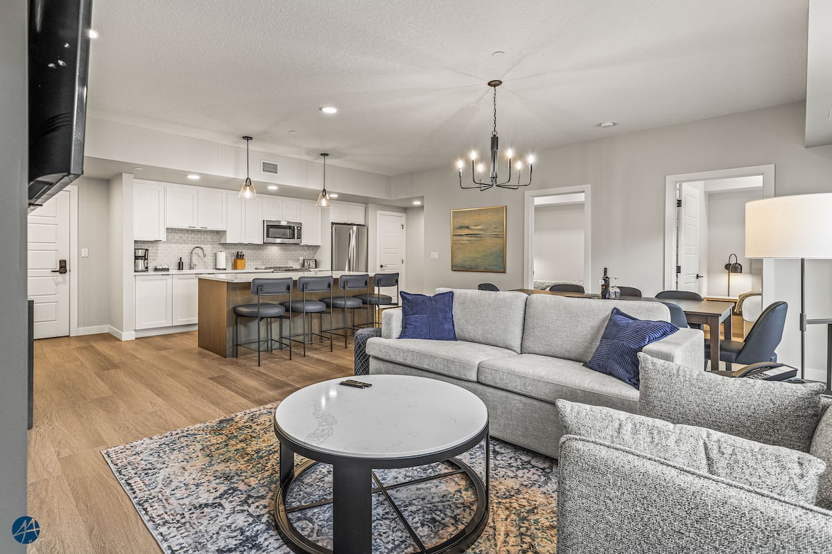 The Owl's Nest Canmore-area condo — Full kitchen with quartz island