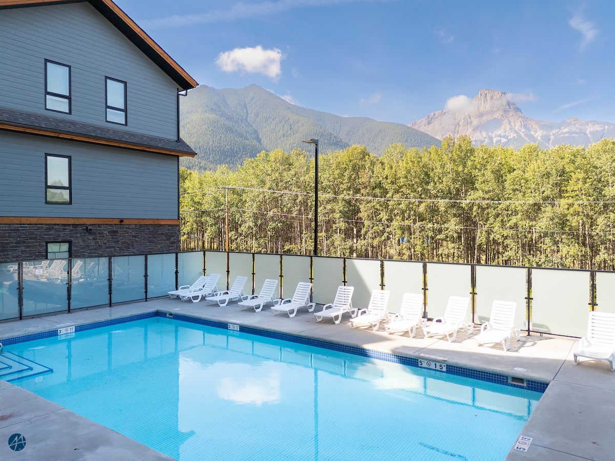 The Owl's Nest Canmore-area condo — Shared hot tub