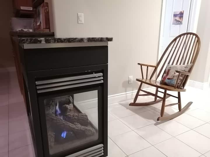 Chimenea de gas natural en el piso principal, interior