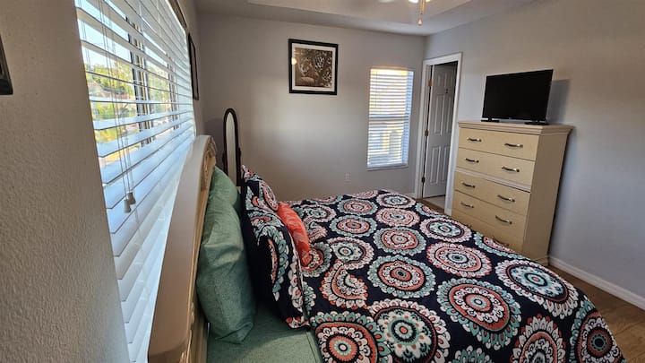 Fli si mbretër në dhomën tonë luksoze të gjumit "King"