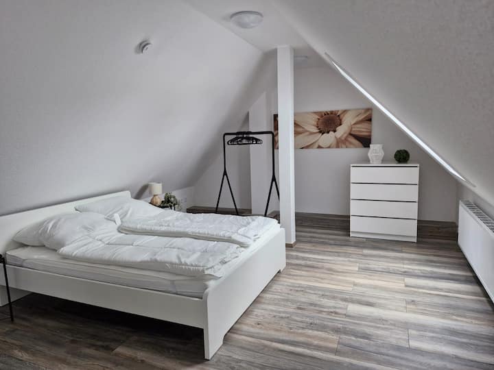 Dormitorio con una cama doble de 80 × 2 m