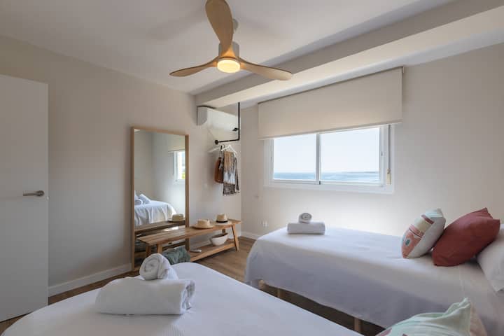 חדר שינה שני מצויד ב -2 90 מיטות וממנו ניתן לצפות בשקיעה מרהיבה. (כיוון מערב)