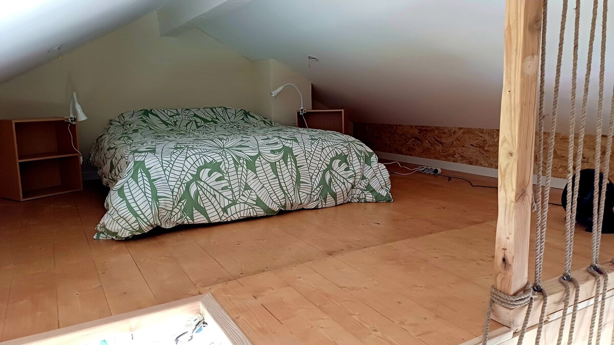 Ambienti i dhomës së gjumit në të djathtë është i pajisur me një krevat dopio.