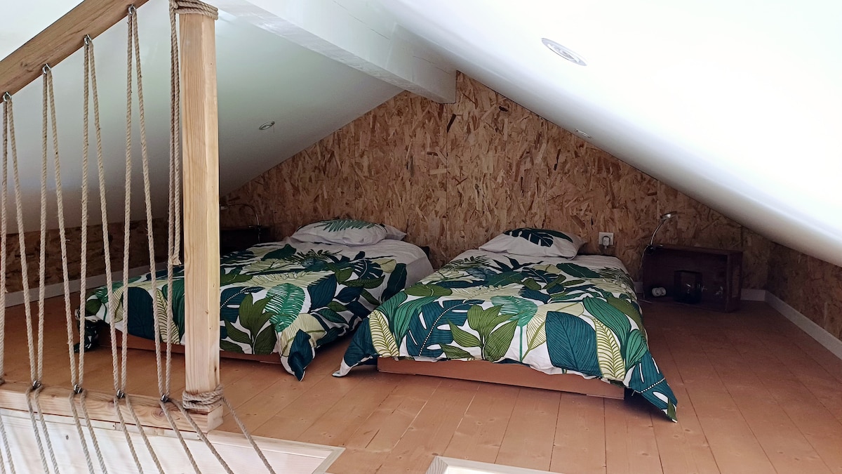 Hapësirë dhome e pajisur me 2 krevate tekë që mund të kombinohen në një krevat dopio të madh 180×200 cm sipas kërkesës.