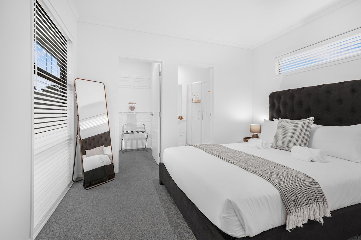 Sovrum 1: Primärt sovrum med tillhörande badrum och lyxig säng