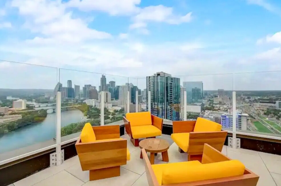 Lux Modern Condo w/ Gorgeous Lake & Downtown Views