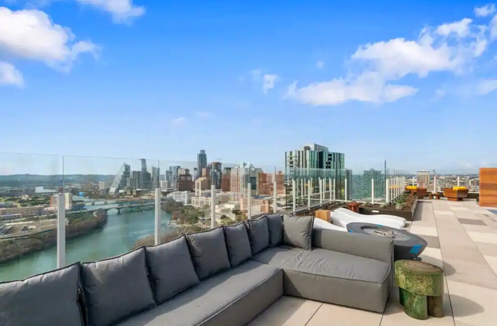 Lux Modern Condo w/ Gorgeous Lake & Downtown Views