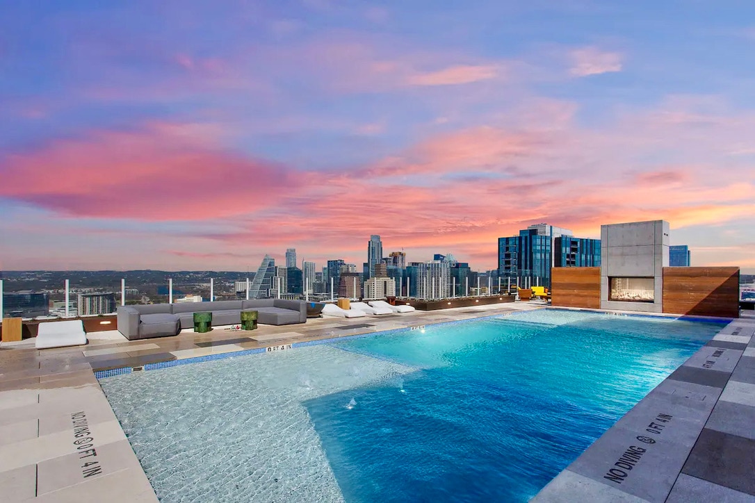 Lux Modern Condo w/ Gorgeous Lake & Downtown Views