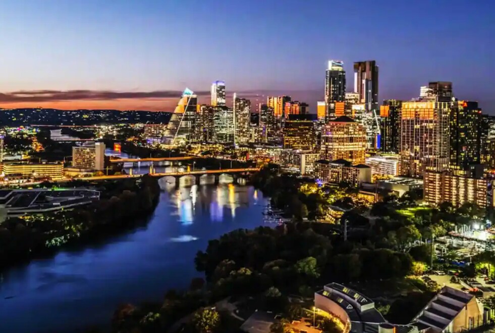 Lux Modern Condo w/ Gorgeous Lake & Downtown Views