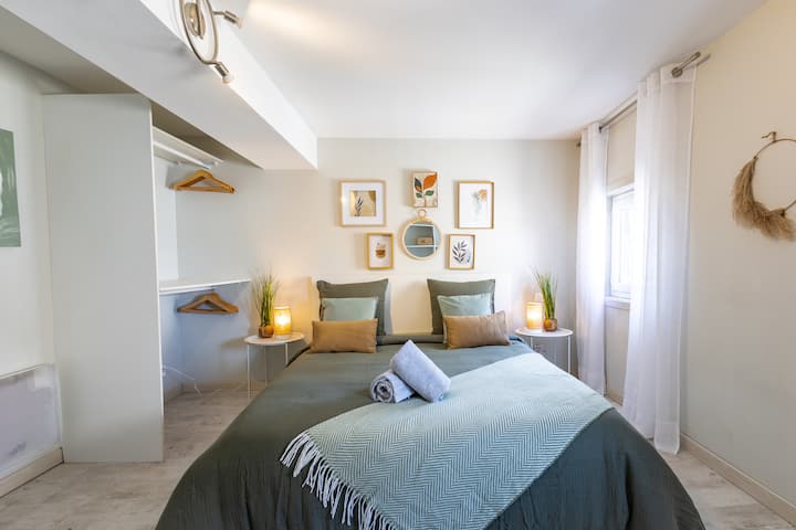 Large bedroom with two storage spaces. 2 well insulated windows. Queen bed 160x200. En suite bathroom.