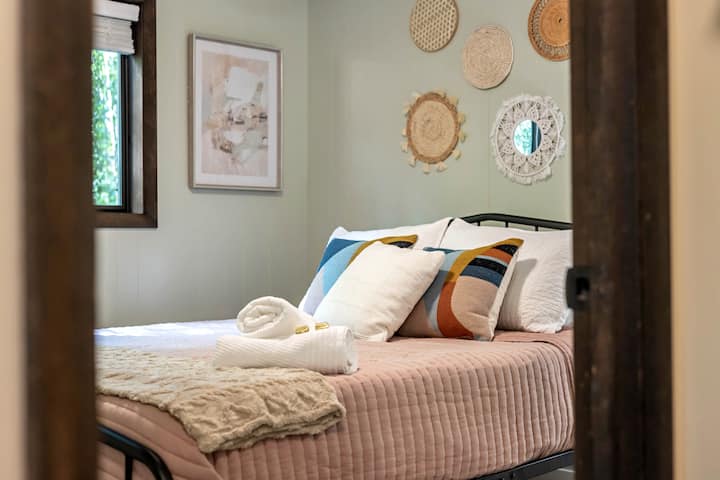 חדר שינה 1 עם מיטת קווין סייז וטלוויזיה חכמה