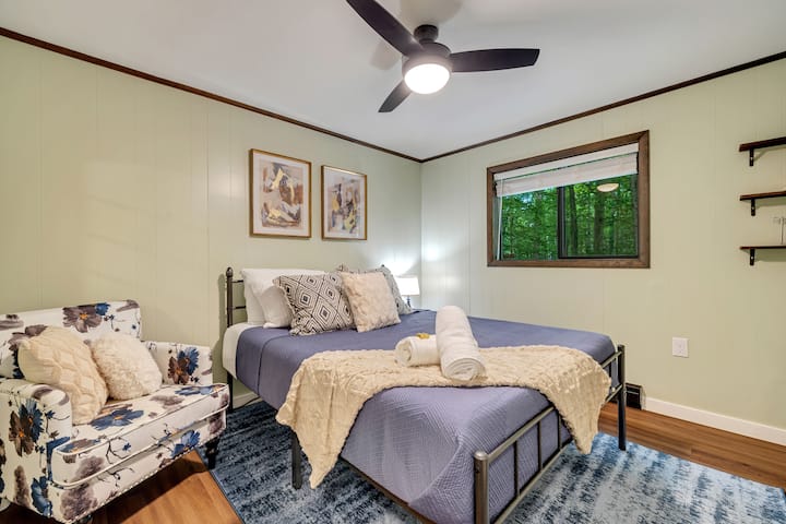 חדר שינה 2 עם מיטת קווין סייז, כיסא וטלוויזיה חכמה