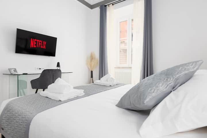 მეორე საძინებელი დიდი ზომის საწოლით და 43"-იანი სმარტ-ტელევიზორით