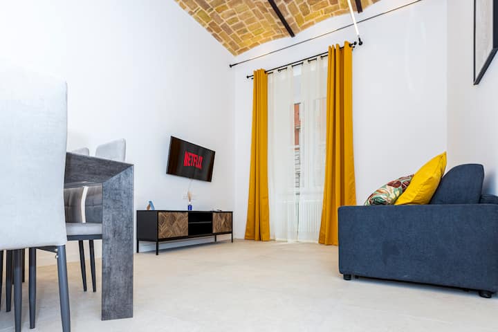 მისაღები ოთახი სასადილო სივრცით, ორადგილიანი გასაშლელი დივანი და 43'' სმარტ-ტელევიზორი