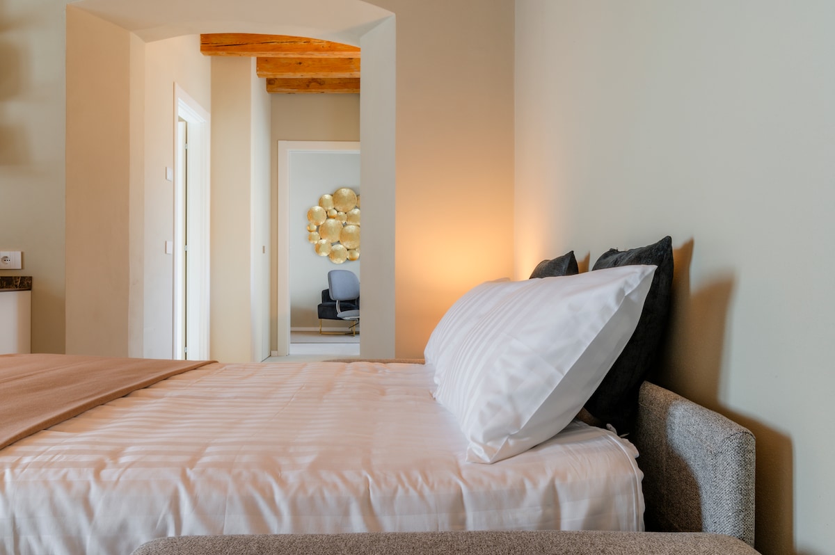 Kitanda cha sofa cha starehe 160x190, kilicho na godoro la sentimita 17 na mashuka ya kifahari katika satini ya pamba.