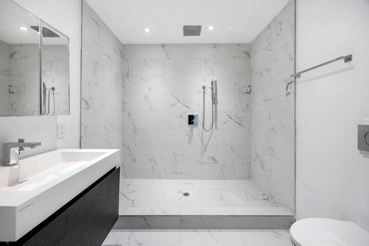 Luxurious New 3 Bedroom, 2 Bath Apt East Village! gallery image 2