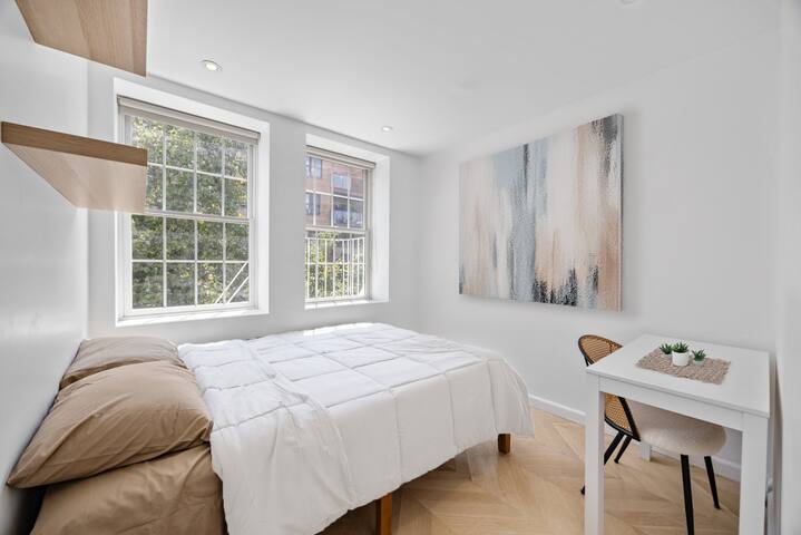 Luxurious New 3 Bedroom, 2 Bath Apt East Village! gallery image 3