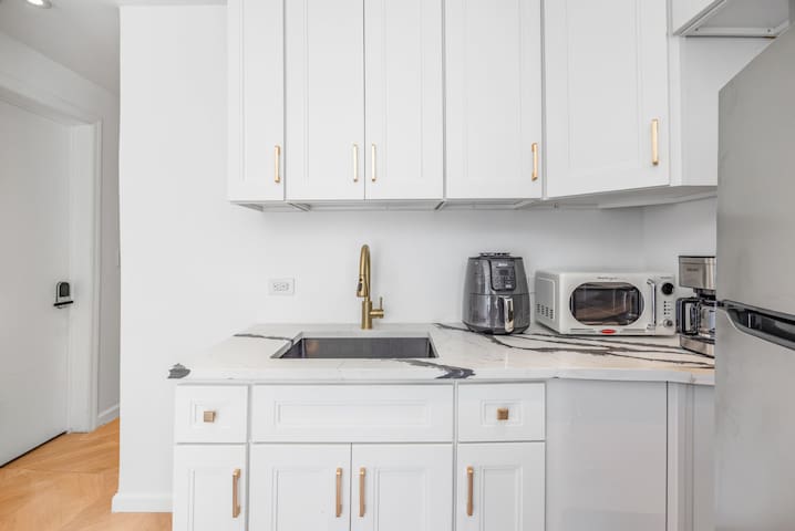 Luxurious New 3 Bedroom, 2 Bath Apt East Village!