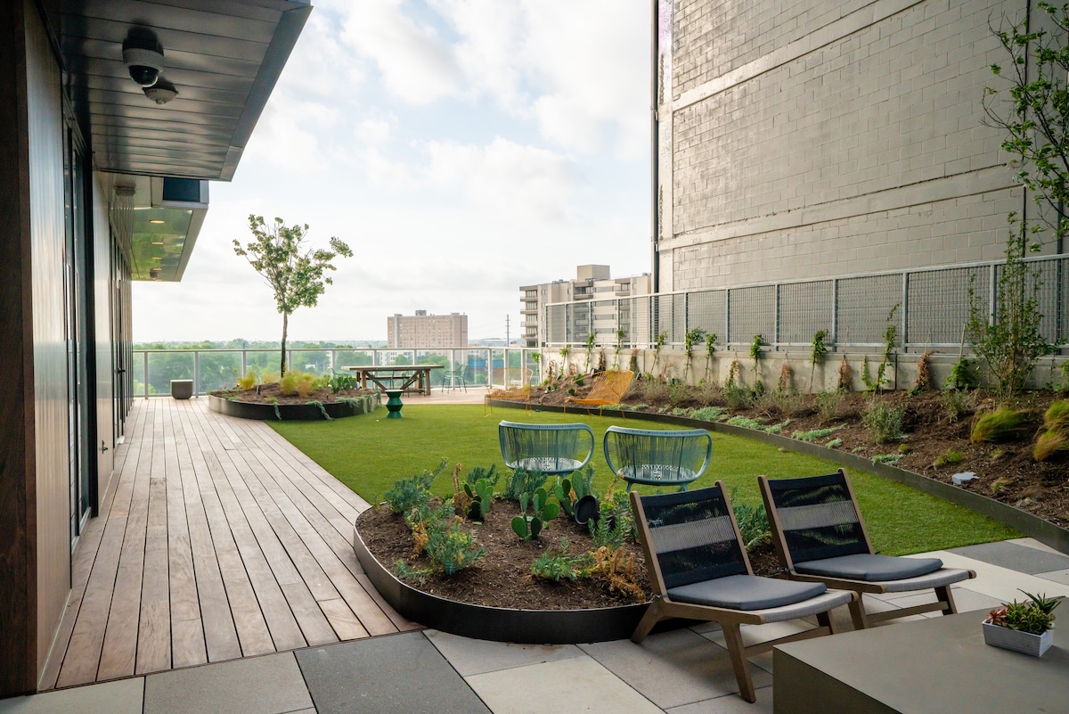Sunset Condo | Downtown *Rooftop Pool* & Views!