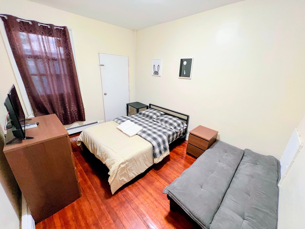 Private Room with sofa in Astoria 6 Min to train - Houses for Rent in ...