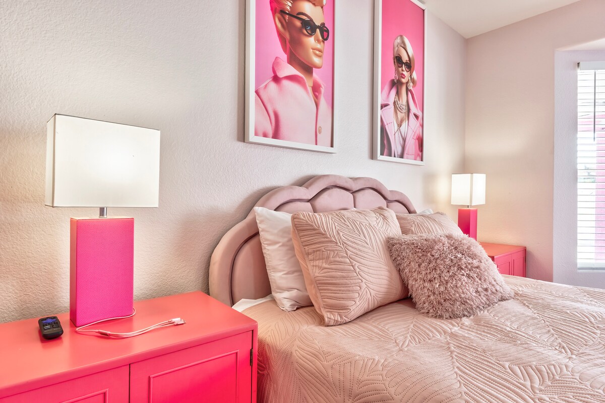 Iconic Barbie Dream House | Pool & Fun - Houses for Rent in