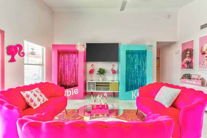 Iconic Barbie Dream House | Pool & Fun - Houses for Rent in