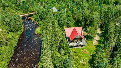 Large luxurious chalet with hot tub near Tremblant