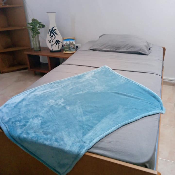 Villa Estancia AULATIDEs vám ponúka úhľadný, pohodlný a harmonický priestor. Každý detail bol premyslený tak, aby vám poskytol odpočinok, poriadok a pokoj. Vychutnajte si jedinečný zážitok, kde sa stretáva jednoduchosť a pohodlie.
Izba AULATIDEs 