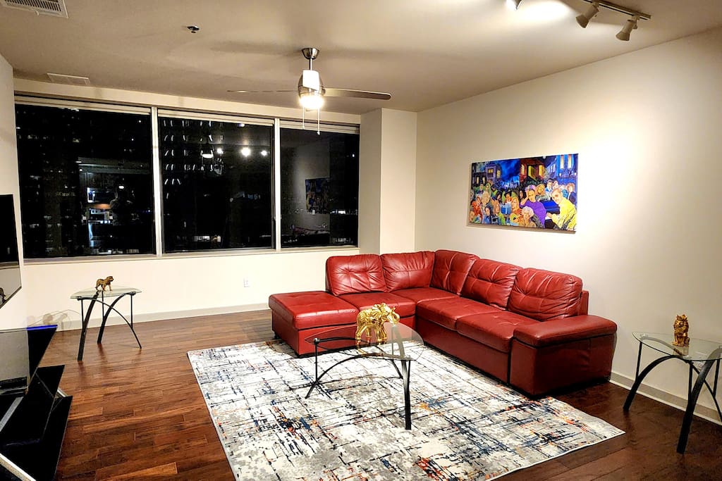 Airbnb Sky Luxury!Free Parking!Downtown!Pool!
Gym ! K'Bed