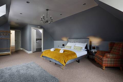 Spacious 7 bed, family home, hot tub, and snooker