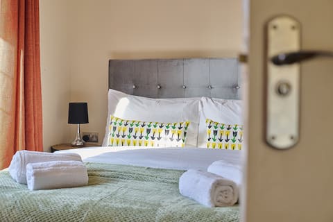 Spacious 7BR Home, families & Contractors, Hot Tub