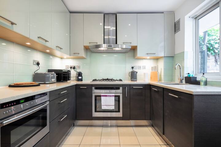 Rare 4bed Townhouse with Parking gallery image 3