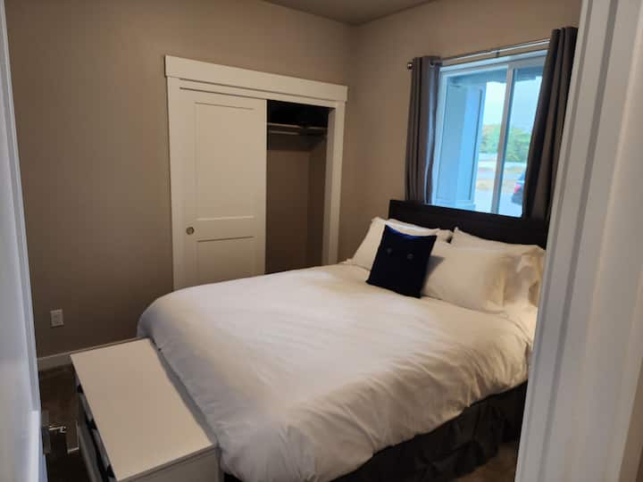 Secundaire slaapkamer met queensize bed