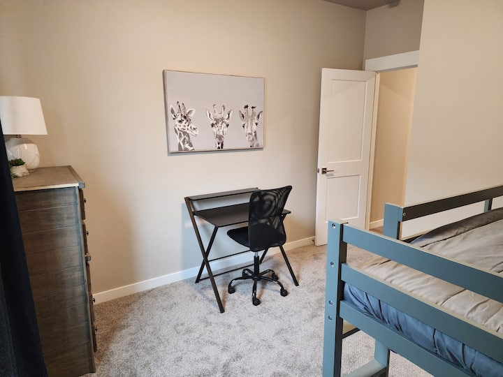 Derde slaapkamer met stapelbedden met nieuw toegevoegde 2" traagschuimmatrastoppers en speciale werkruimte die overal in het huis kan worden verplaatst, inclusief naar de bank. 