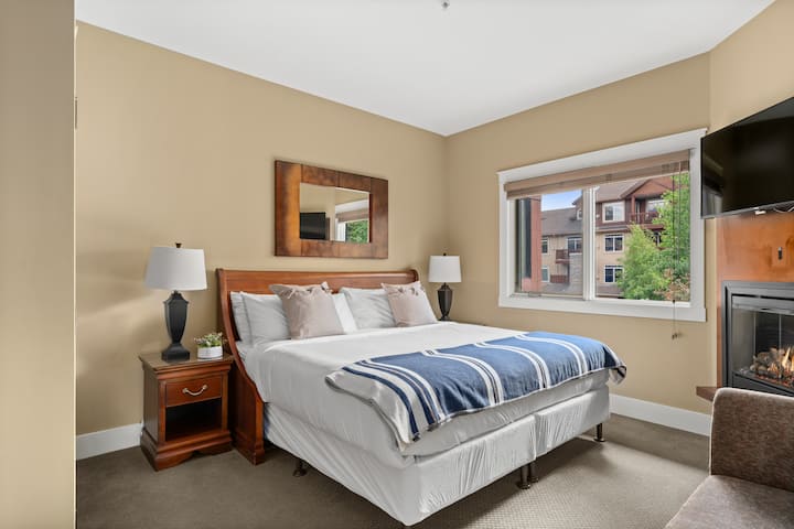 מיטת קינג סייז עם שני שולחנות צד פונקציונליים. 