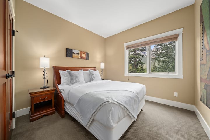 זה חדר השינה השני. יש בו מיטת קווין סייז ופנים חמים. 